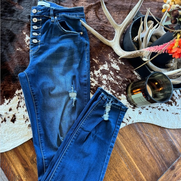 KanCan Distressed Skinny Jean - Picture 1 of 2